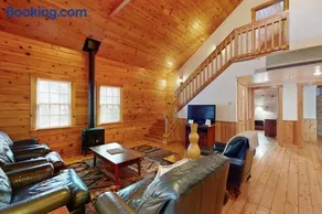 Relaxing three-bedroom dog-friendly cabin w/full kitchen, firepit & A/C - Image 1