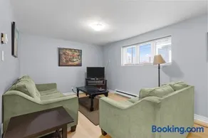Cozy 2BR Loft Fast WiFi Parking - Image 1