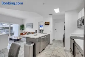 Subtle 2 Bed in Edgewater near Downtown With Free Parking - Image 5