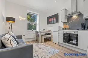 Cardiff Luxe Flats with Spa Facilities - Image 1