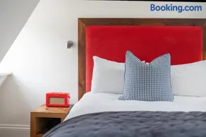Suite 5, Berkeley Suites - Image 2