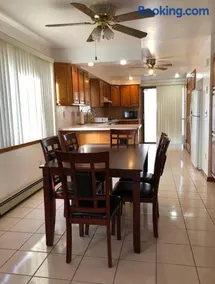 Private house with 4 bedrooms and 2 bathrooms, direct NYC Manhattan train only 10 minute walk away - Image 2
