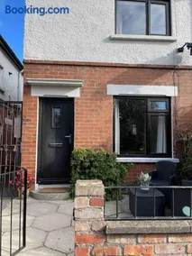 Lovely 2 bedroom house overlooking park, Free parking - Image 4