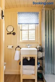 Shepherd's Hut, Bath - Image 3