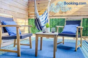 Jennifer's Stylish Apt Private Deck Backyard Oasis - Image 3