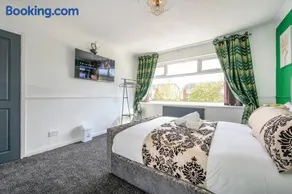 328OL - Stylish Family Home with Hot Tub - Image 2