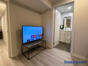 Modern Newly-Renovated Suite Free Parking - Image 4