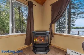 Chain Lake Retreat Holiday Home - Image 4