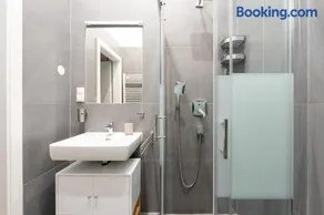 Stylish studio with air con & free parking - Image 3