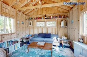 Charming Boothbay Harbor cottage with partial AC, full kitchen, and sun room - Image 3