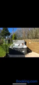 Stunning cottage with hot tub - Image 1