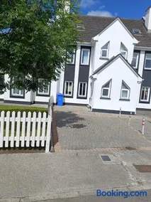 4 Bed Close to Beach and Village - Image 1