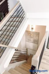 ModTrio 3BR with ensuites & Garage Mins to Uptown - Image 2