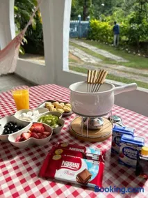 Casarão Miguel Pereira - Refúgio na Natureza com Lareira Externa, Piscina, Fondue e Amplo Jardim - 12 Min do Parque Terra dos Dinos - Image 4