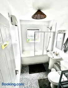 Double Room in a Cozy shared apartment, Custom House Harbour Apartments - Image 3