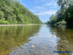 Creek side getaway, kayaks, hot tub and fire pit - Image 1