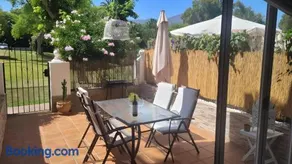 Appartement de vacances avec terrasse, piscine et internet haut débit | Vue jardin - Image 4