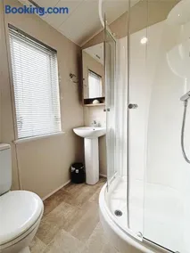 2 Lakeside, Luxury lodge with private garden & parking - Image 3
