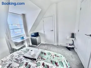 Comfortable En-suite room in peaceful Hampton Home - Image 4