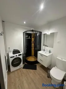 Jacuzzi Privé & Cinéma - Suite Romantique - Image 2