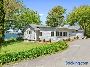 Charming home with stunning bay views, sunroom, gazebo, deck, & grill - Image 1