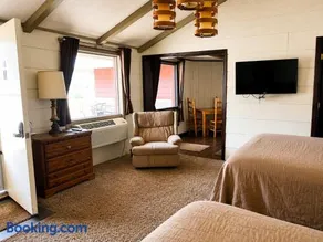 Room 14-2 Queen SuiteWoodland Motor Lodge - Image 2