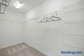Spacious 3BR - Sleeps 7 - King Bed - Lanai - Image 3
