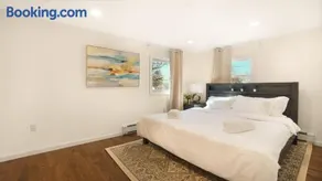 Upgraded Haven with Free Parking! Close to the Airport! - Image 4