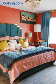 Chic dog-friendly coastal stay near Tropic Falls OWA, beach, fenced yard - Image 2