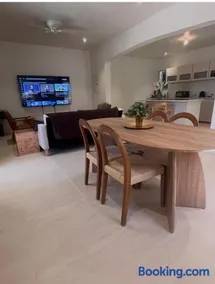 Stylish apartment 6 minutes walk to Mullins Beach - Image 4