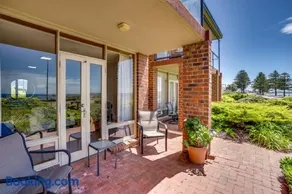 By The Sea Beachfront Apartment Wifi - Image 5