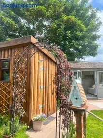 Birds and The Bees Summer House - Image 5