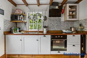 Beryas Cottage - Fireplace - Free Parking & WiFi - Pet Allowed - Image 2