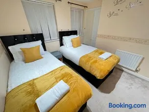 Lovely 4 Bedroom Town House in Sittingbourne 7 beds - Image 5