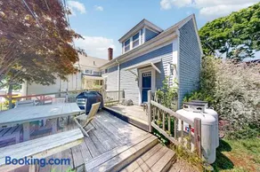 Historic Boothbay Harbor cottage with antique decor, washer/dryer & deck - Image 1