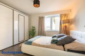 Luxury Business Apartment with 2 Monitors and Parking - Image 5