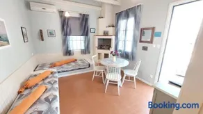 Niriides Apartments & Studio - Image 1