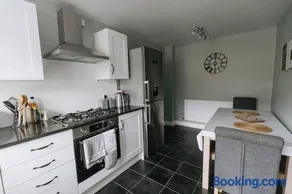 BRIARS CLOSE - Four Bed Property on the Edge of the Peak District National Park - Image 5