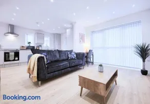 HEYHOO Shaw Heath Cottage - Charming Holiday Home In the Heart of Stockport - Free Parking - Image 3