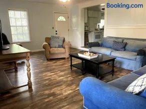 Tucked Away Newly Renovated 4 Bedroom 2 Bath Sleeps 12 - Image 2