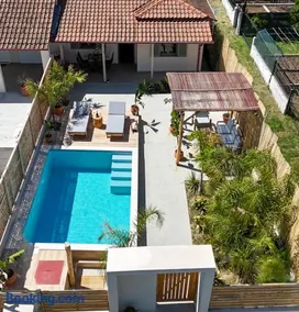 Emina Palms - Image 1