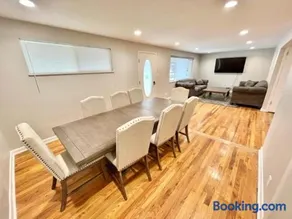 Newly Renovated Home w Garage Near Old Town - Image 1