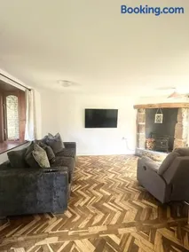 Charming & Spacious Holiday Home - Image 4