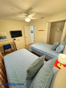 *NEW* Gorgeous Sunshine - 2BD/1BA - Private Fenced Backyard! - Image 5