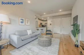 Prime Location Newbury Street 1BR - Image 2