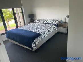 New Spacious 4 Bedroom Retreat fully air conditioned in Loganholme - Image 3
