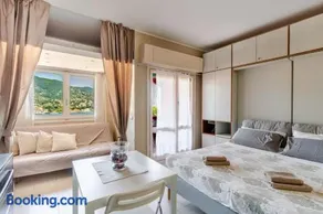 Bright apartment with a view of the Gulf and a swimming pool - Image 3