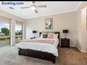 Modern family home with pool - Image 4