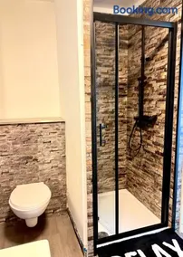 Modern 2-Bed Maisonette- Ideal for Gatwick Aiport - Image 3