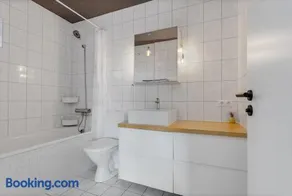 Stylish 3BR Apartment with Garden and Free Parking - Image 3